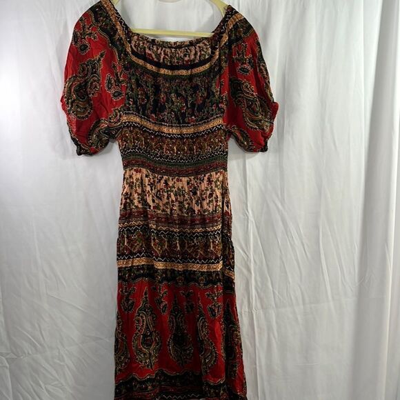 Small boho Ana and rose dress longer sides elastic top area. Rayon - Picture 1 of 6